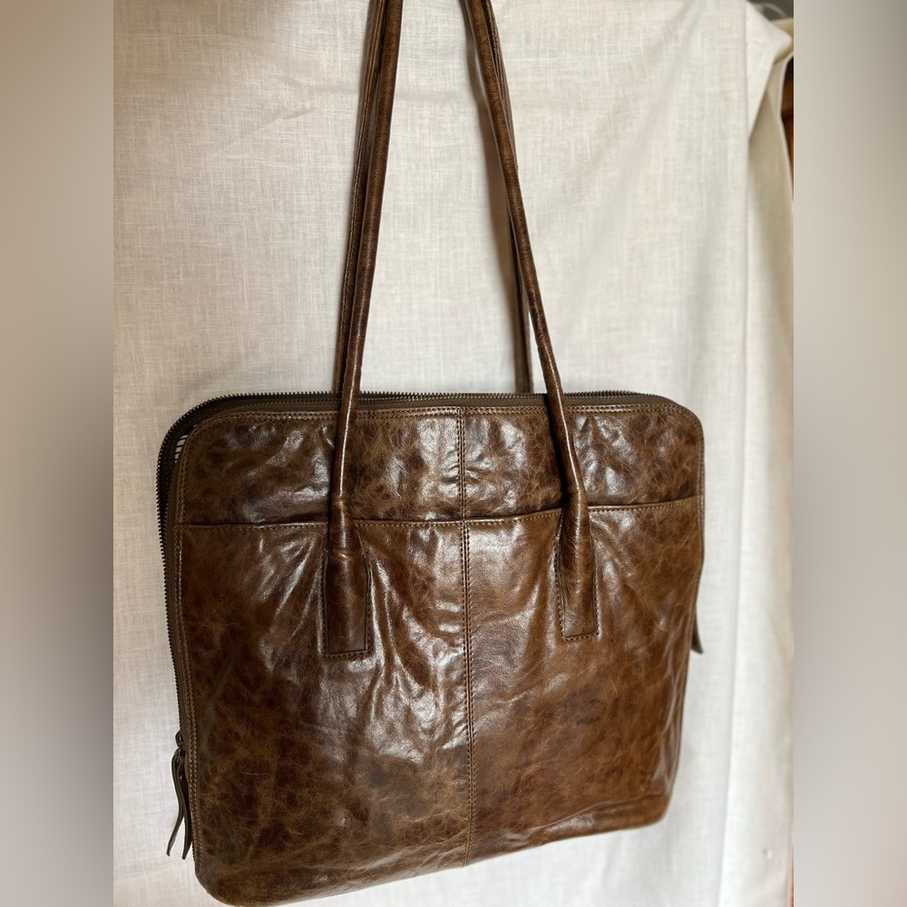 Latico Ladies Leather Shoulder bag.  Olive green color.